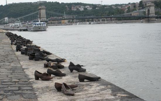 Schoenen op de Donau Promenade